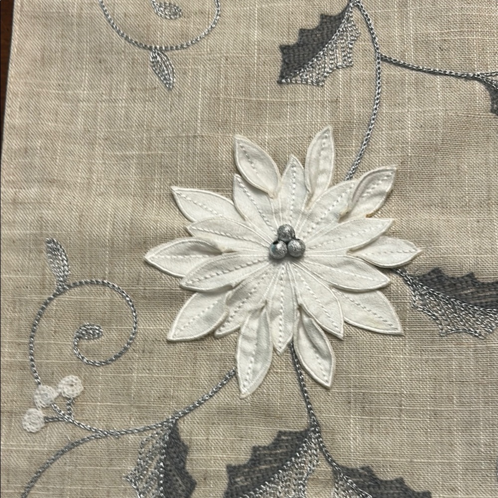 Chic Floral Embroidered Table Runner - Picture 4 of 8
